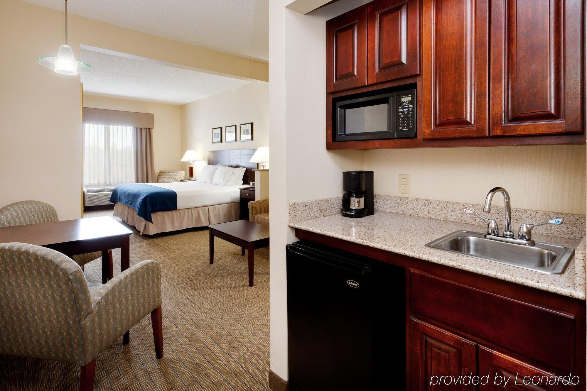 Holiday Inn Express Tower Center New Brunswick By Ihg East Brunswick Kültér fotó