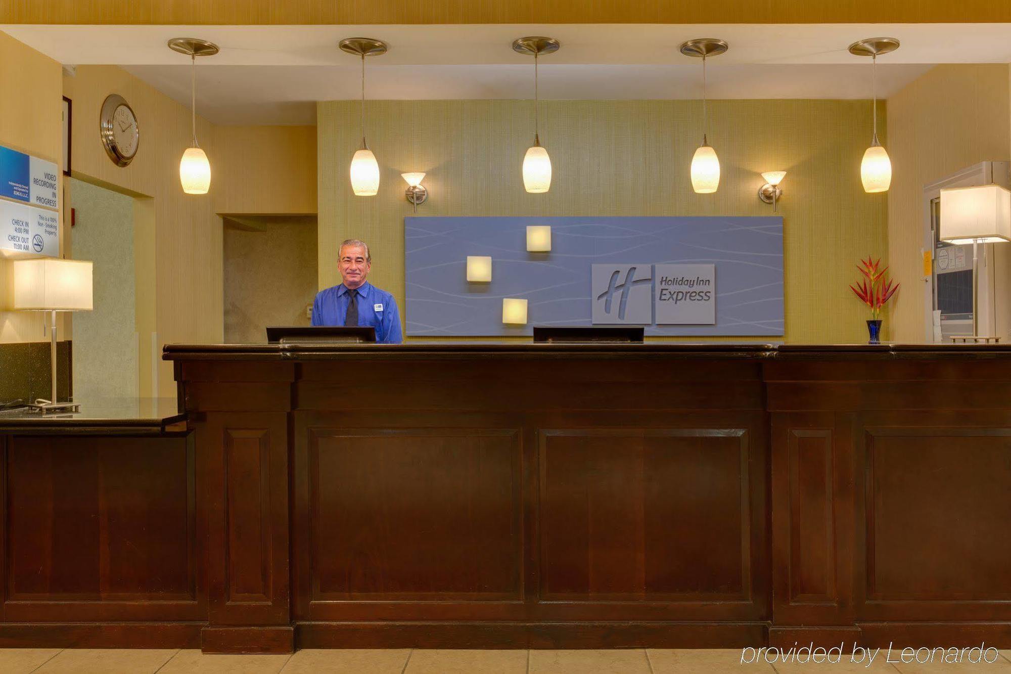 Holiday Inn Express Tower Center New Brunswick By Ihg East Brunswick Kültér fotó